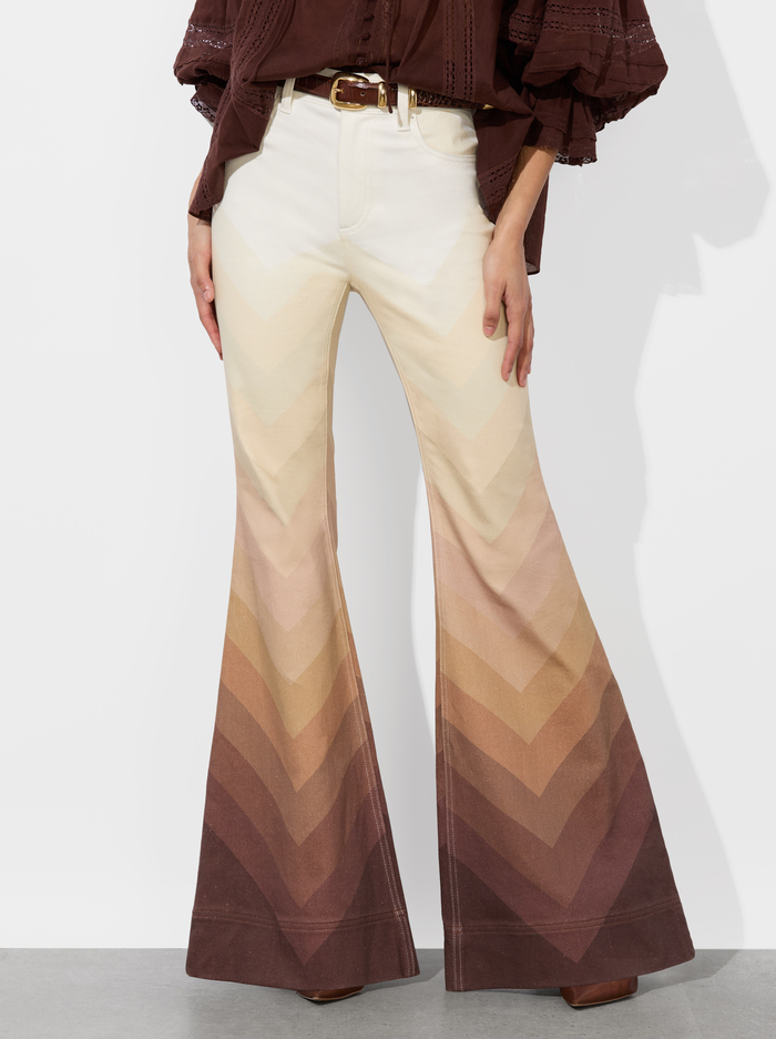 A+O X BRONCO SB BELL JEAN - CHEVRON NEUTRAL - Alice And Olivia